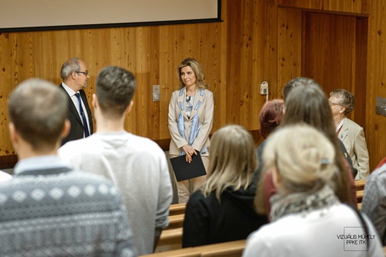 Eloadas_Pazmany_2022.11.09._foto_akos_Peter_Janos_operator__vago