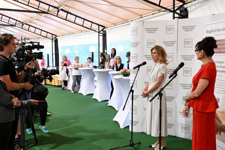 ÁDER János; HERCZEGH Anita; BÁN Teodóra